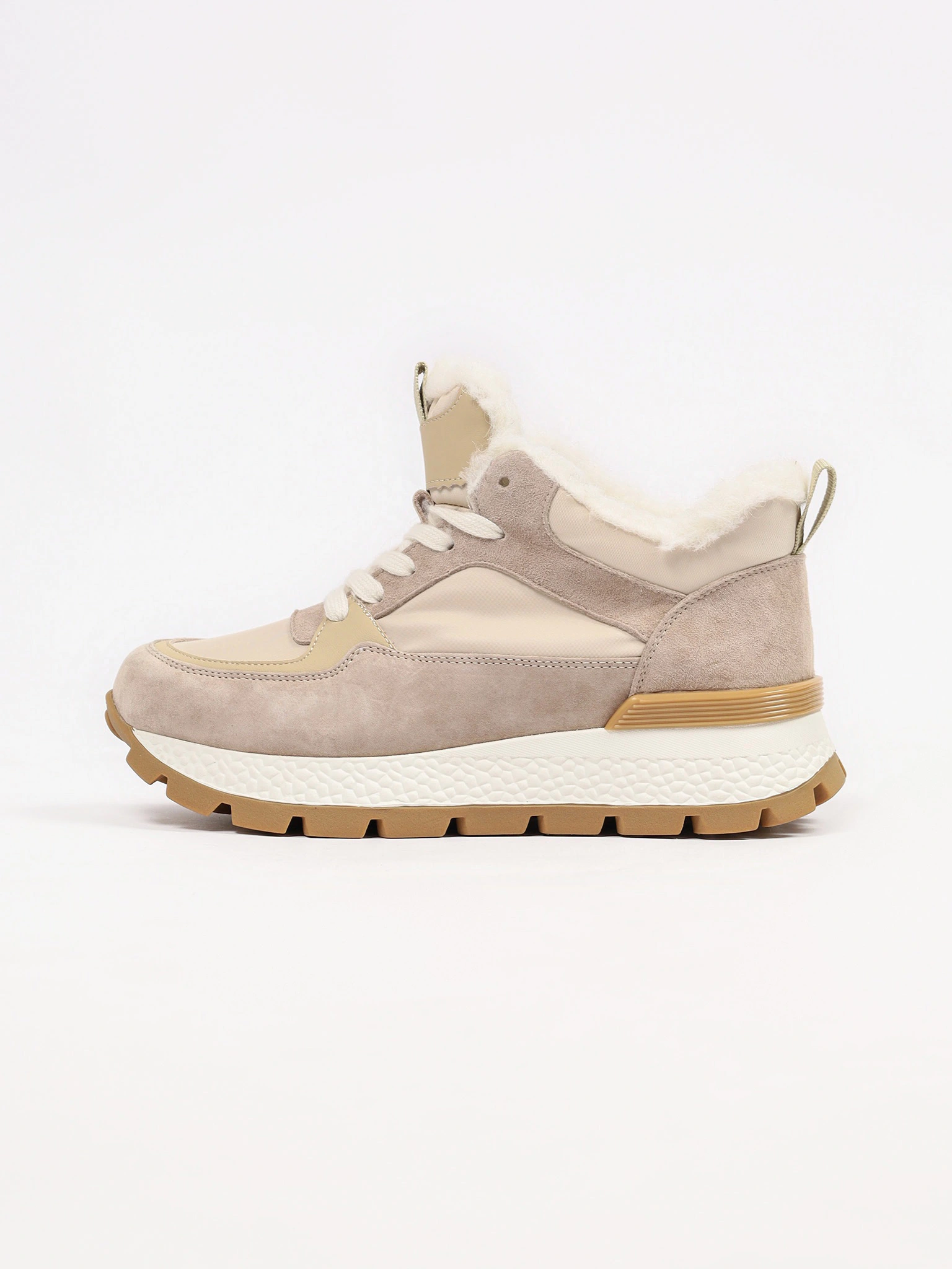 Кроссовки комбинированные бежевого цвета на рельефной подошве